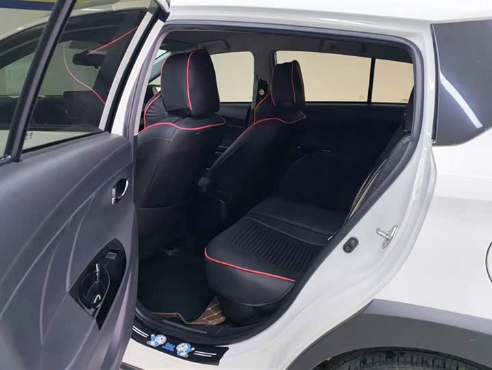 Фото 11 - Toyota Yaris L Hatchback