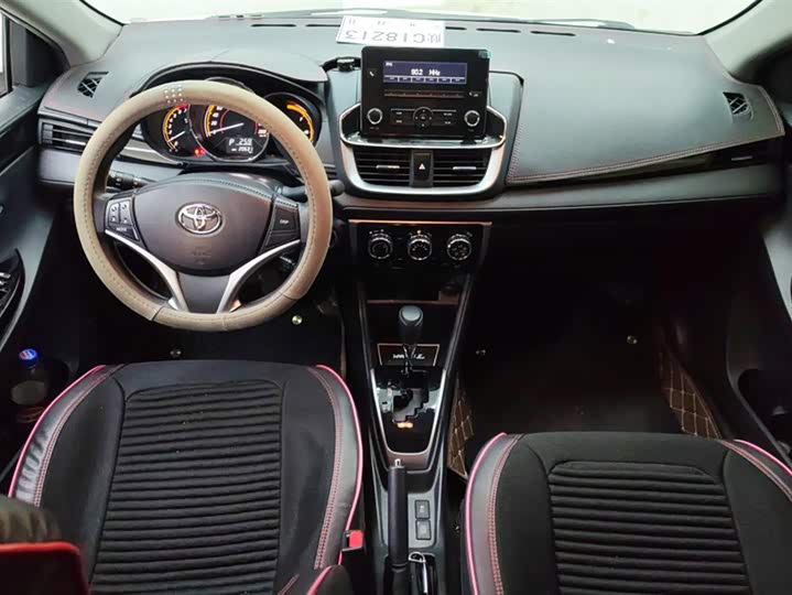 Фото 12 - Toyota Yaris L Hatchback