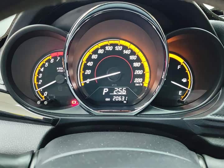 Фото 14 - Toyota Yaris L Hatchback