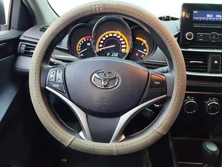 Фото 15 - Toyota Yaris L Hatchback