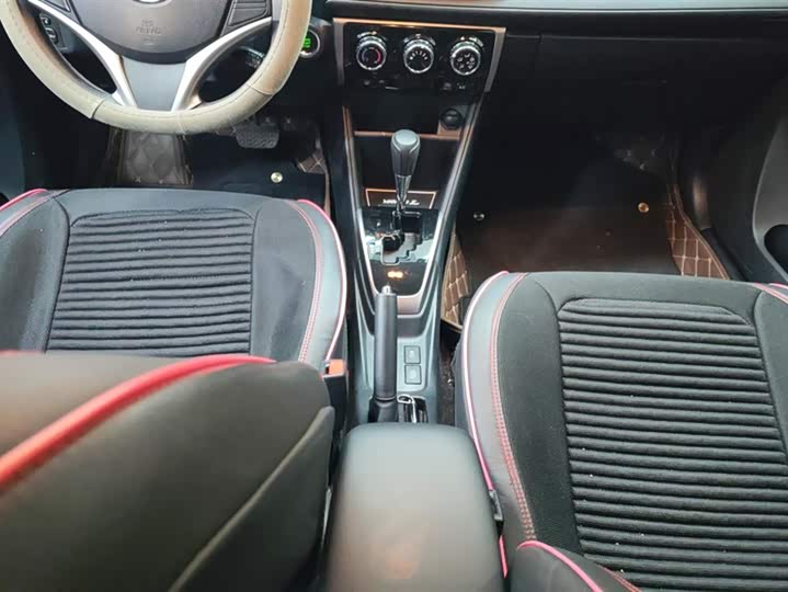 Фото 16 - Toyota Yaris L Hatchback