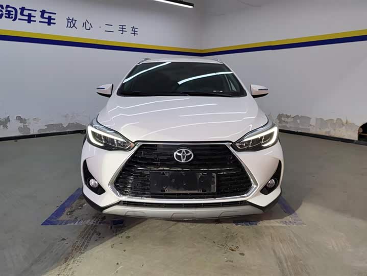 Фото 2 - Toyota Yaris L Hatchback