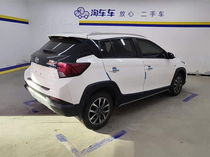 Фото 3 - Toyota Yaris L Hatchback