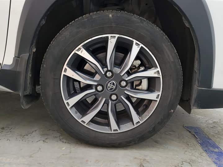 Фото 6 - Toyota Yaris L Hatchback