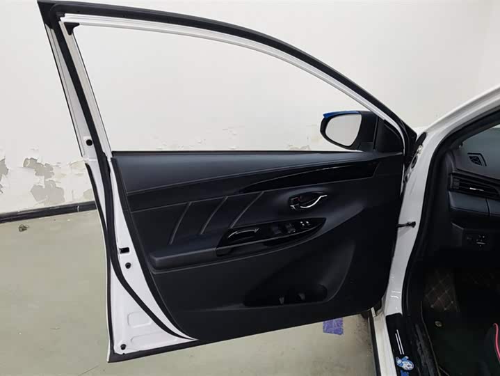 Фото 7 - Toyota Yaris L Hatchback