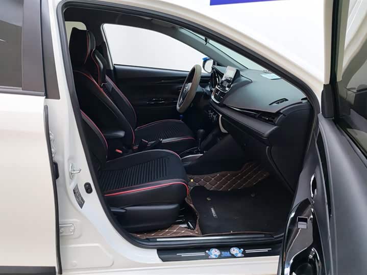 Фото 8 - Toyota Yaris L Hatchback