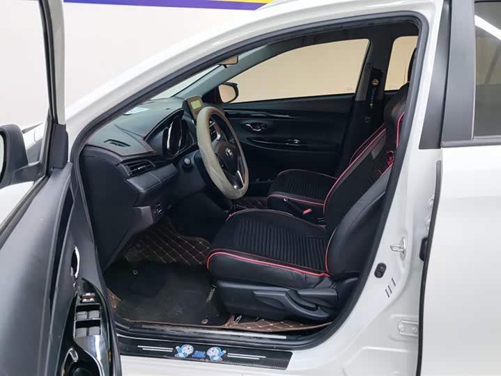 Фото 9 - Toyota Yaris L Hatchback