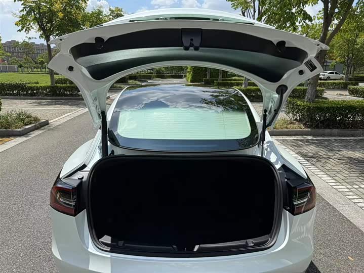 Фото 14 - Tesla Model 3