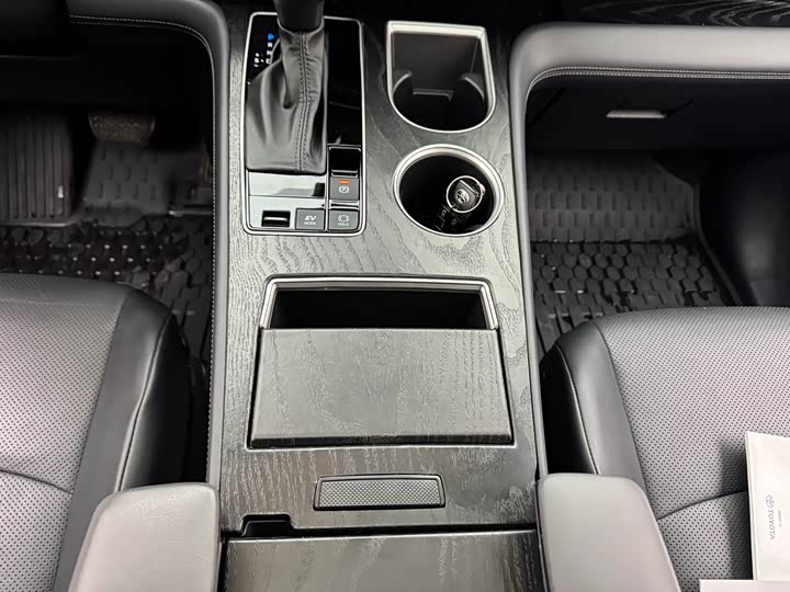 Фото 16 - Toyota Granvia