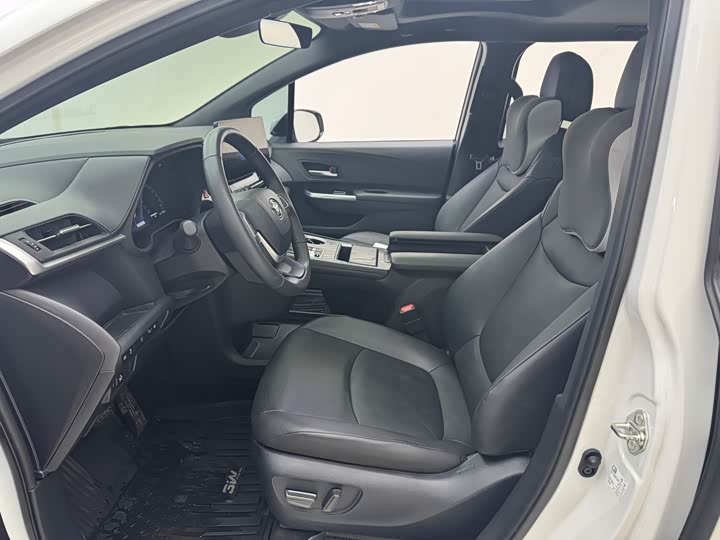 Фото 9 - Toyota Granvia