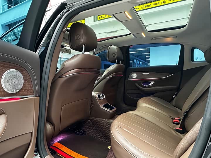 Фото 15 - Mercedes-Benz E-Class