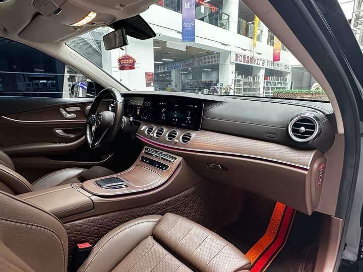 Фото 19 - Mercedes-Benz E-Class