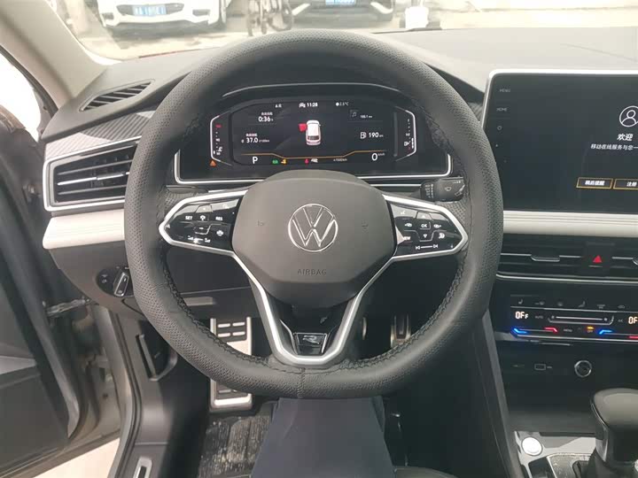 Фото 11 - Volkswagen Tiguan L Pro