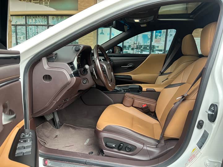 Фото 11 - Lexus ES