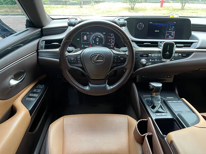 Фото 12 - Lexus ES