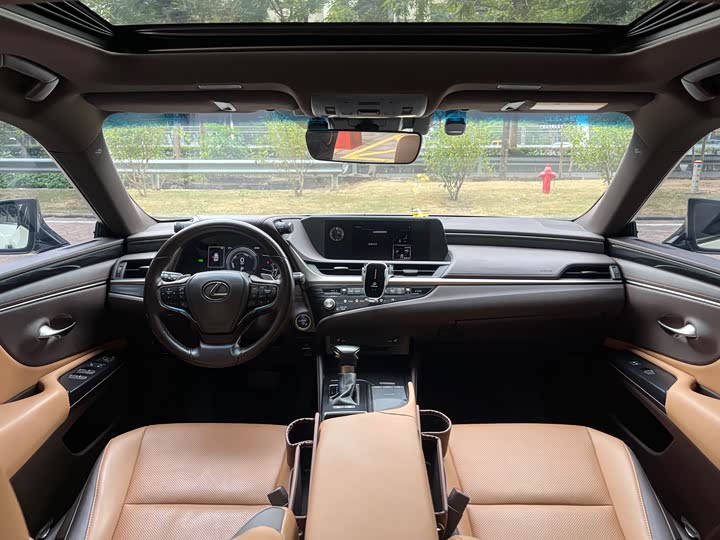 Фото 13 - Lexus ES