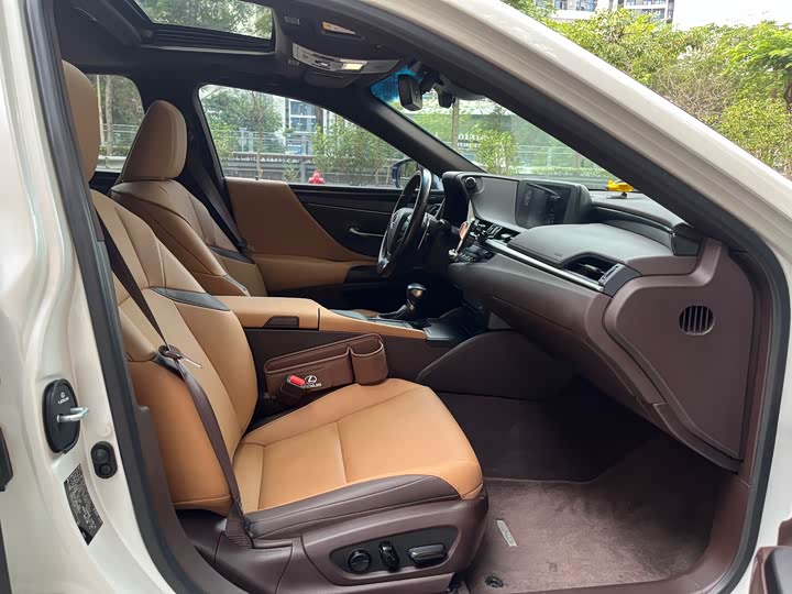 Фото 14 - Lexus ES