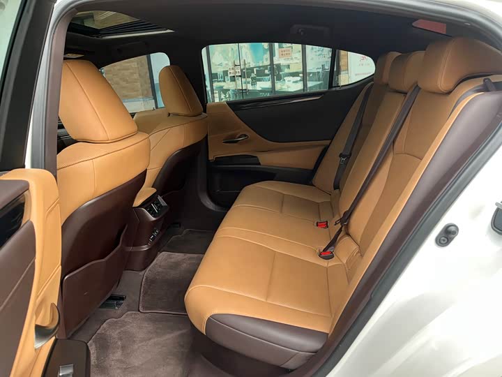 Фото 15 - Lexus ES