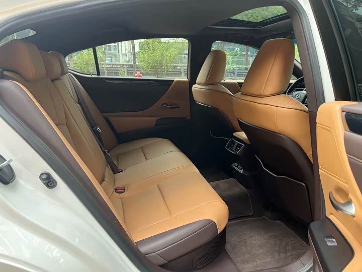 Фото 16 - Lexus ES