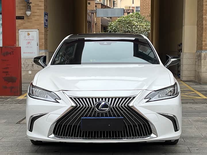 Фото 2 - Lexus ES