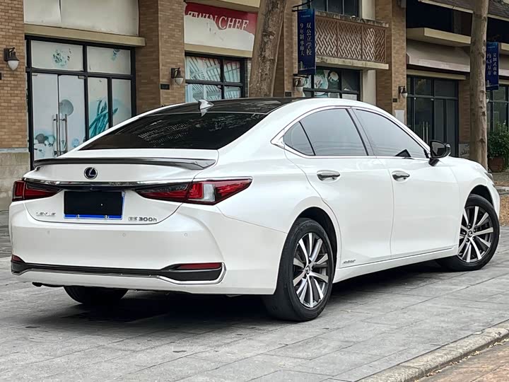 Фото 4 - Lexus ES