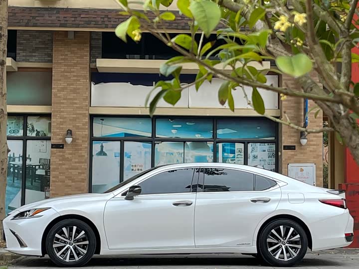 Фото 7 - Lexus ES