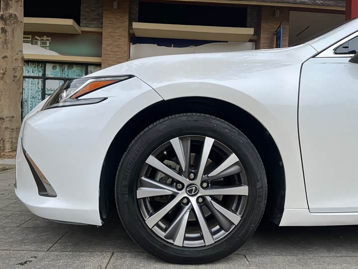 Фото 8 - Lexus ES