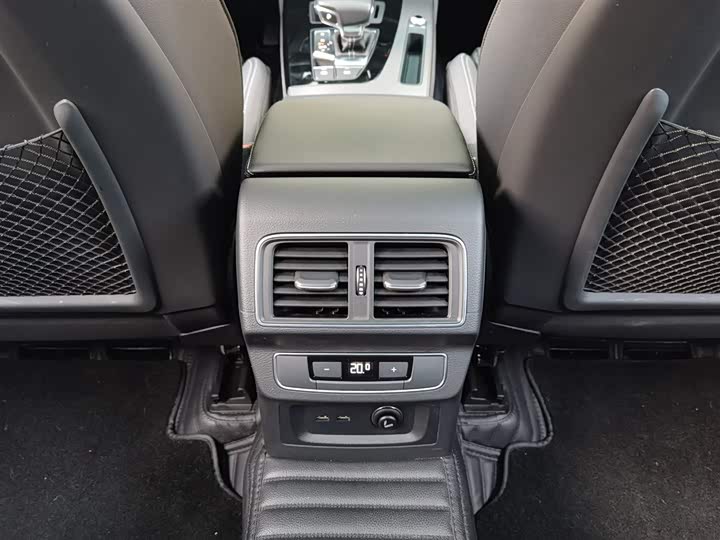 Фото 24 - Audi Q5L