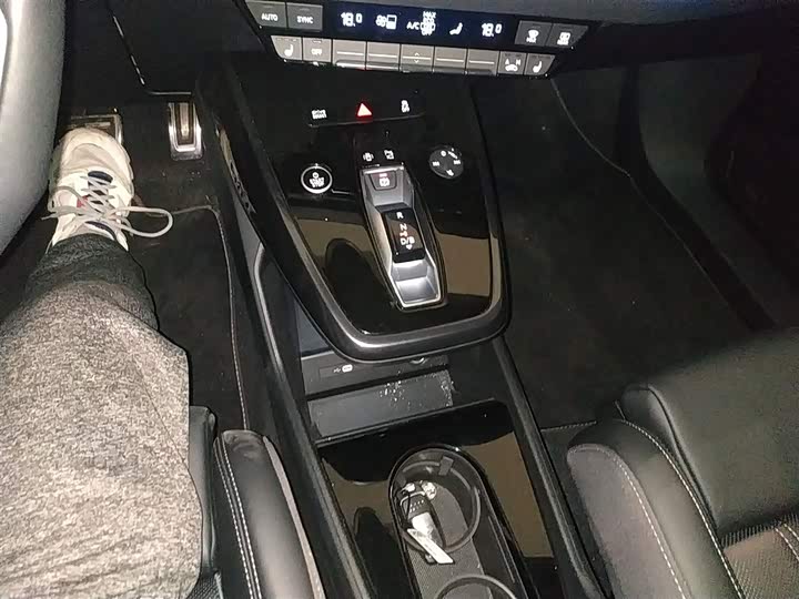 Фото 14 - Audi Q4 e-tron