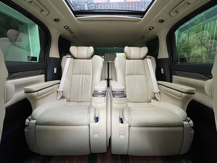 Фото 3 - Toyota Vellfire