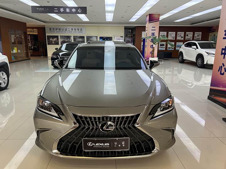 Фото 1 - Lexus ES