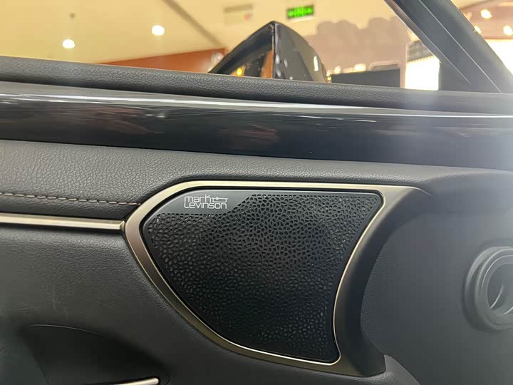 Фото 10 - Lexus ES