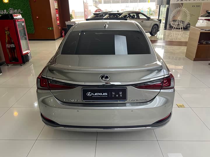 Фото 11 - Lexus ES