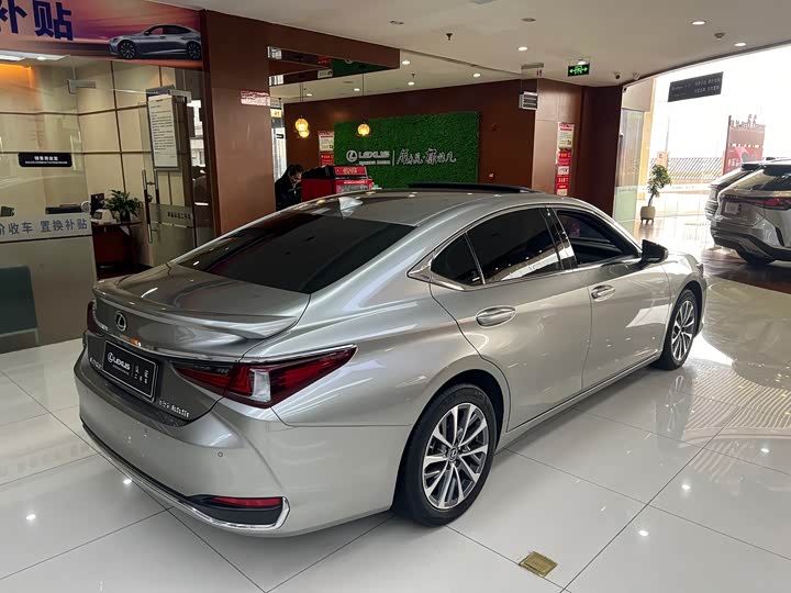 Фото 12 - Lexus ES