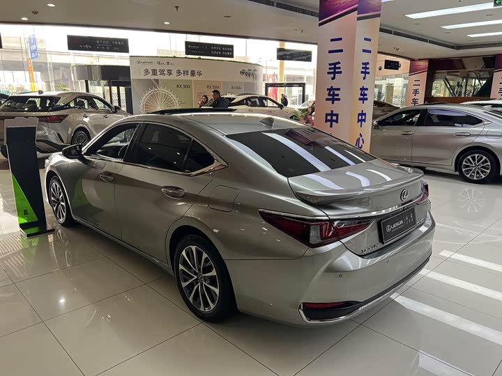 Фото 13 - Lexus ES