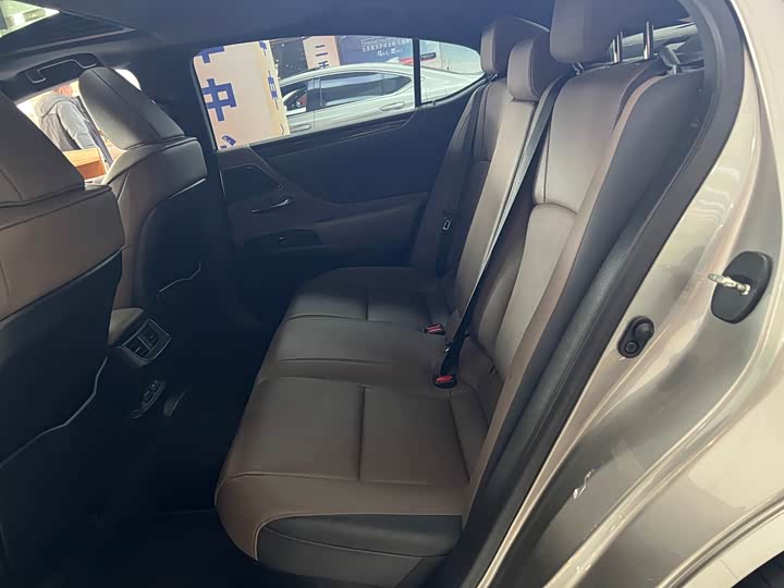 Фото 14 - Lexus ES