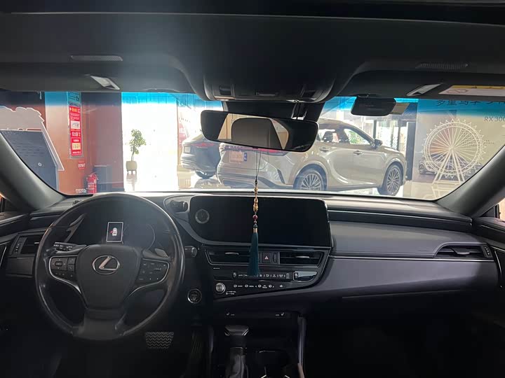 Фото 15 - Lexus ES