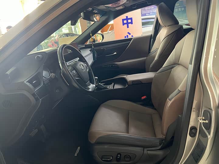 Фото 16 - Lexus ES