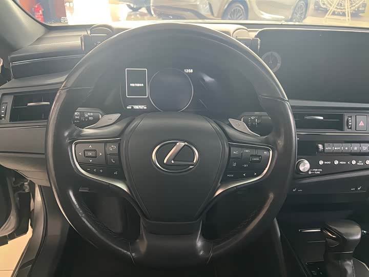 Фото 17 - Lexus ES