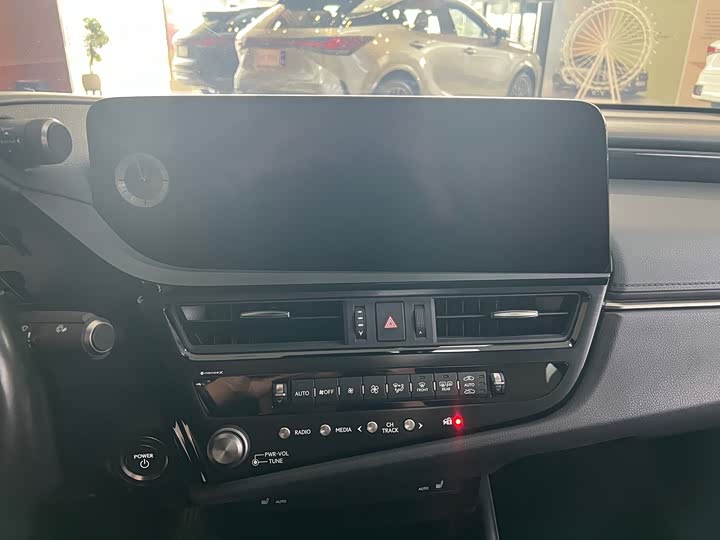 Фото 18 - Lexus ES