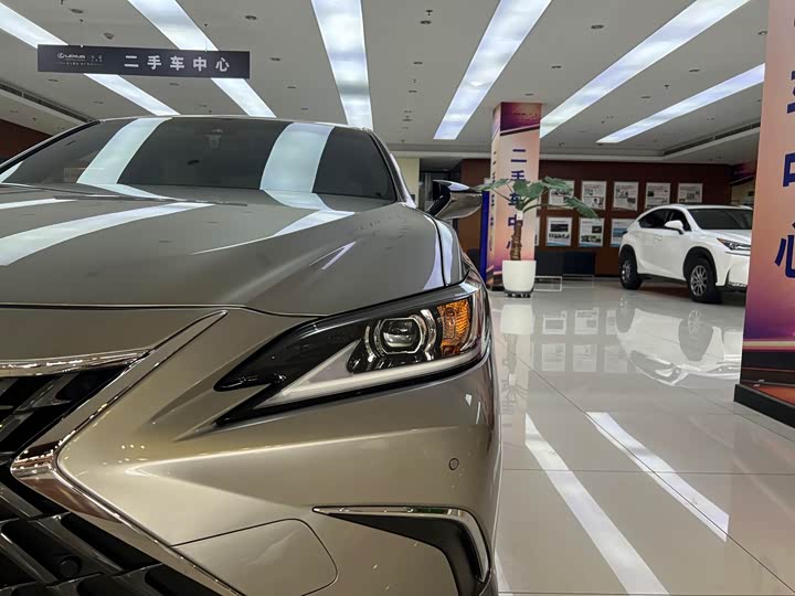 Фото 3 - Lexus ES