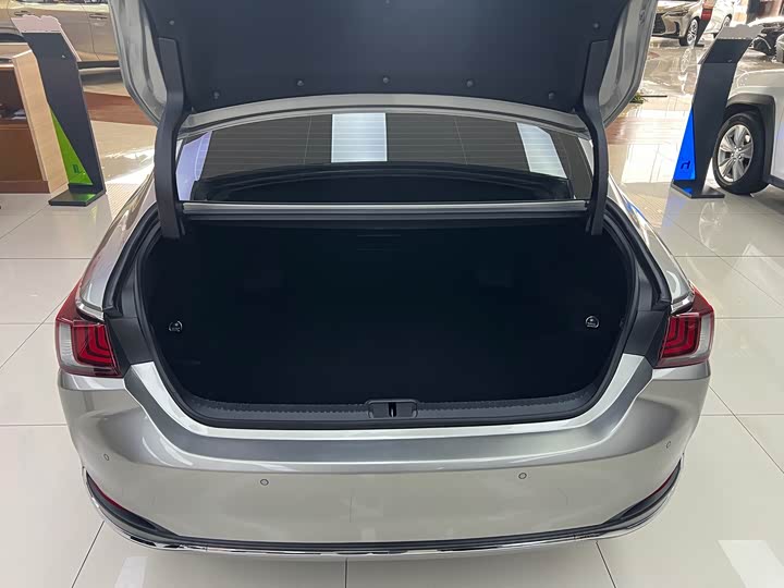 Фото 6 - Lexus ES