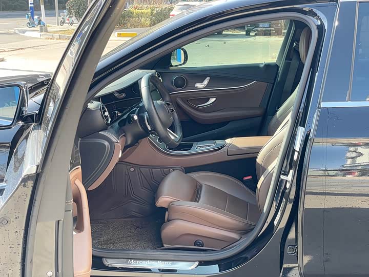 Фото 5 - Mercedes-Benz E-Class