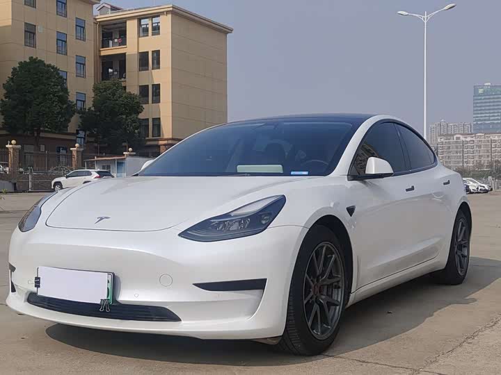 Фото 1 - Tesla Model 3