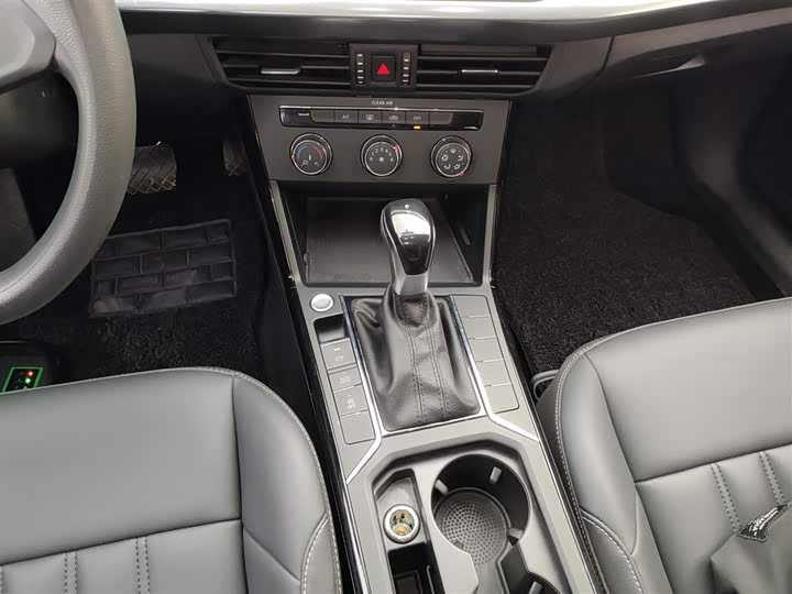 Фото 14 - Volkswagen Passat