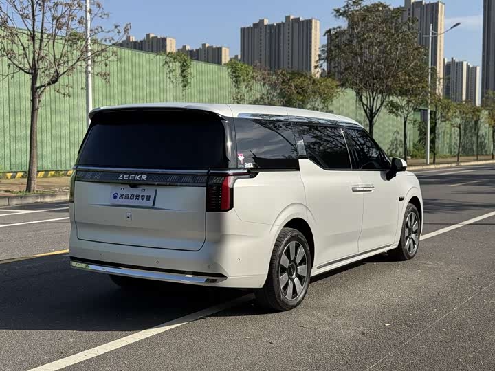 Фото 10 - Zeekr 009