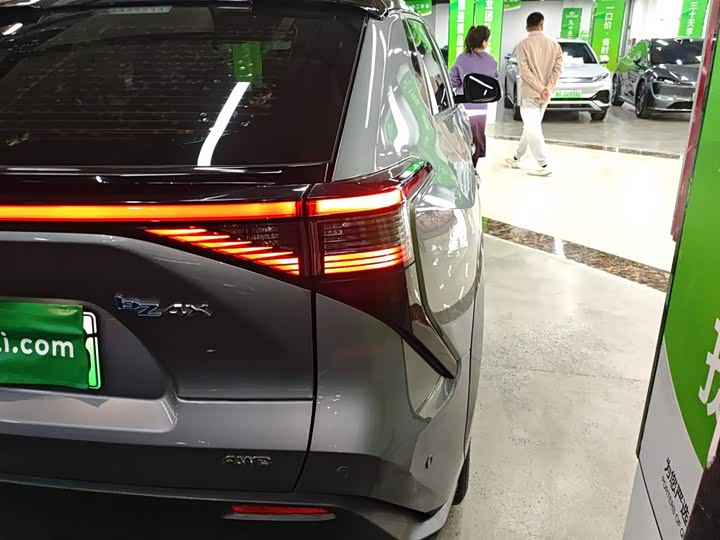 Фото 8 - Toyota bZ4X