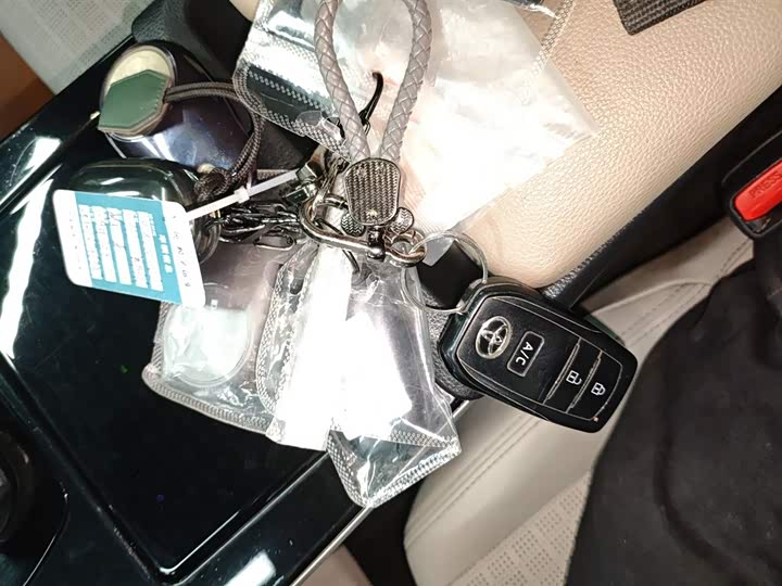 Фото 9 - Toyota bZ4X