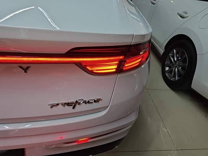 Фото 8 - Geely Preface