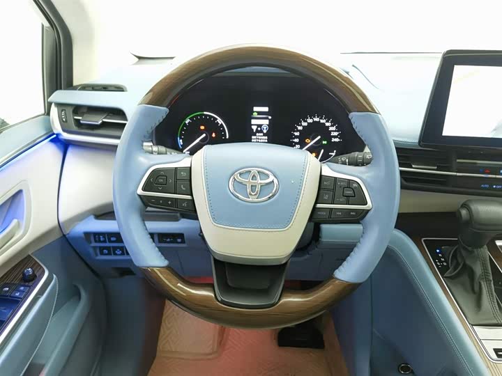 Фото 11 - Toyota Sienna